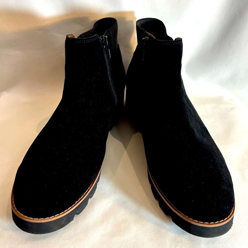 Vionic Sz 8 Brionie Black and Tan Ankle Suede Boots Rugged Soles Slip On